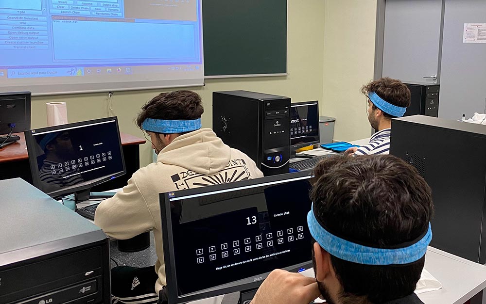 Alumnado de la Universidad de Extremadura prueba el dispositivo para aumentar la concentración durante las clases