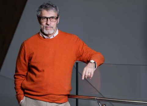 miguel-alcubierre-podemos-llegar-a-un-punto-mas-rapido-que-la-luz-deformando-el-espacio-tiempo