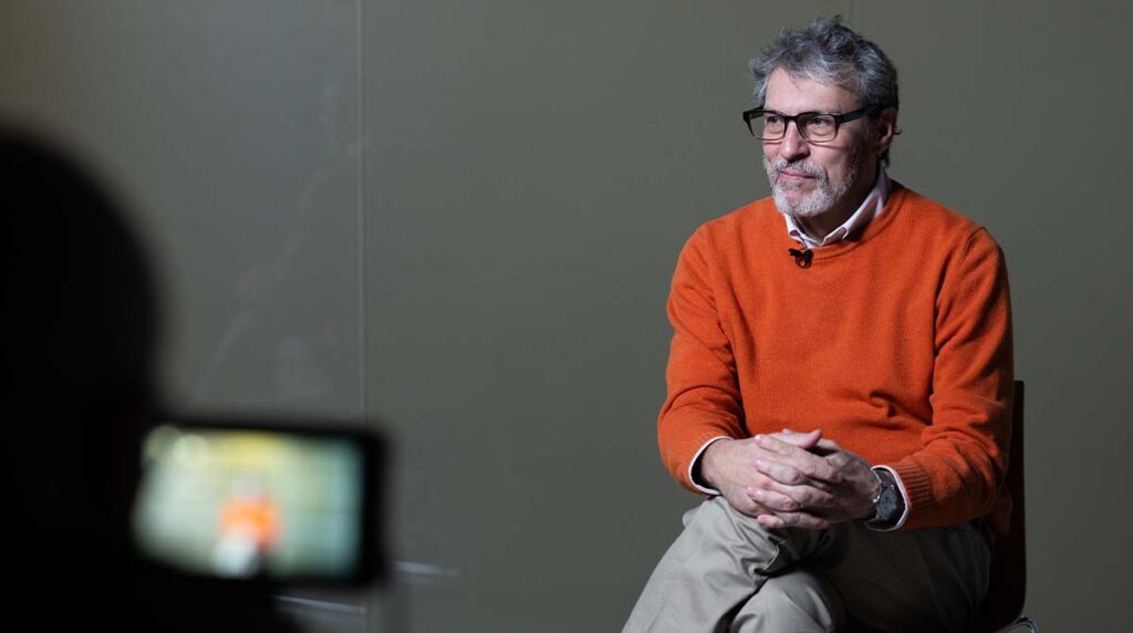 miguel-alcubierre-podemos-llegar-a-un-punto-mas-rapido-que-la-luz-deformando-el-espacio-tiempo